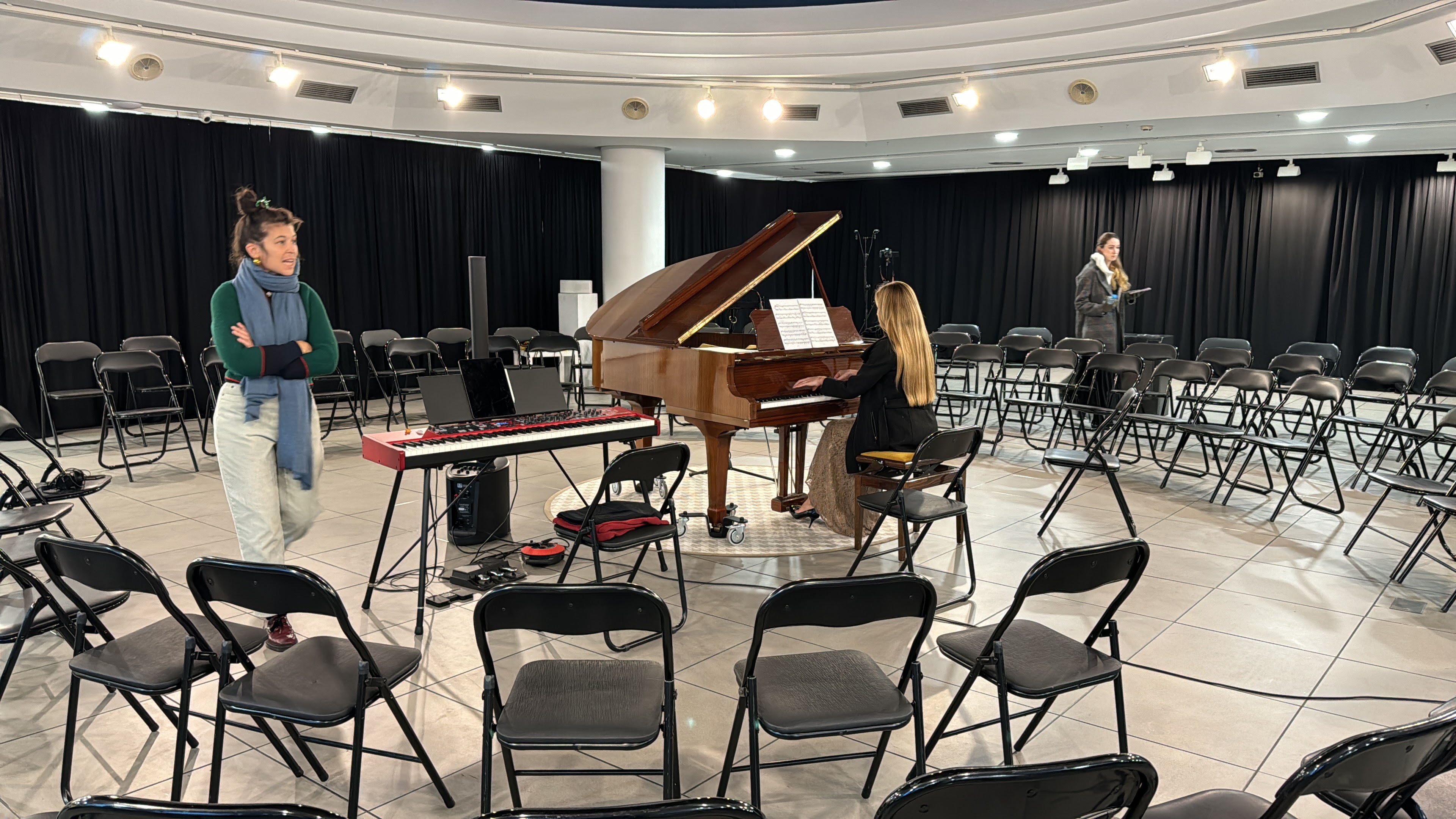 La calma antes de la tormenta musical: artistas afinando instrumentos y preparándose para una actuación inolvidable.