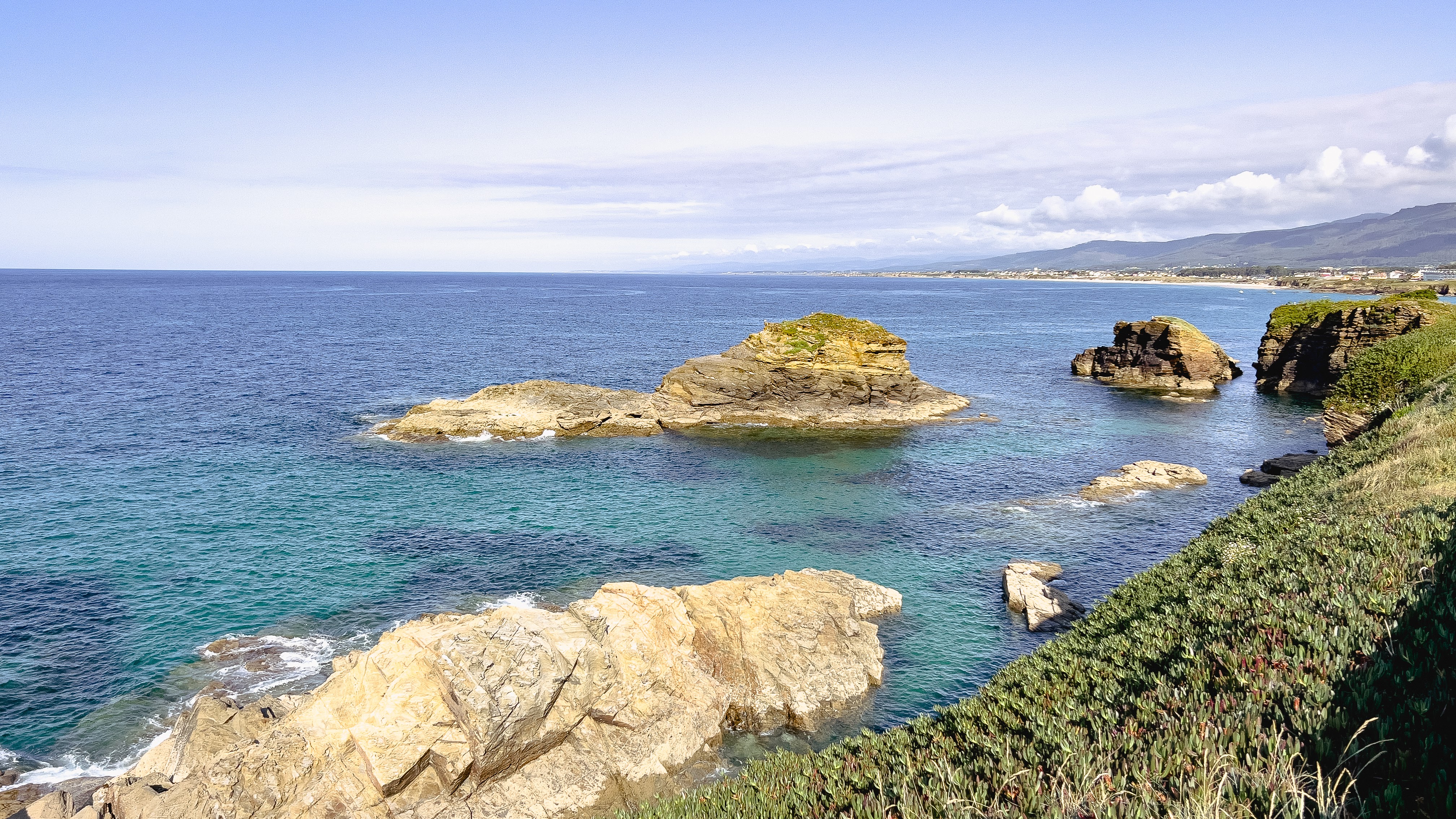 Un reflejo de la belleza de Foz: los Castelos de Foz. Estas tres grandes rocas que emergen del mar y que tienen forma de castillo, de ahí su nombre.