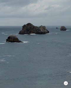 Formación rocosa en medio del mar Cantábrico vista desde Somocuevas.