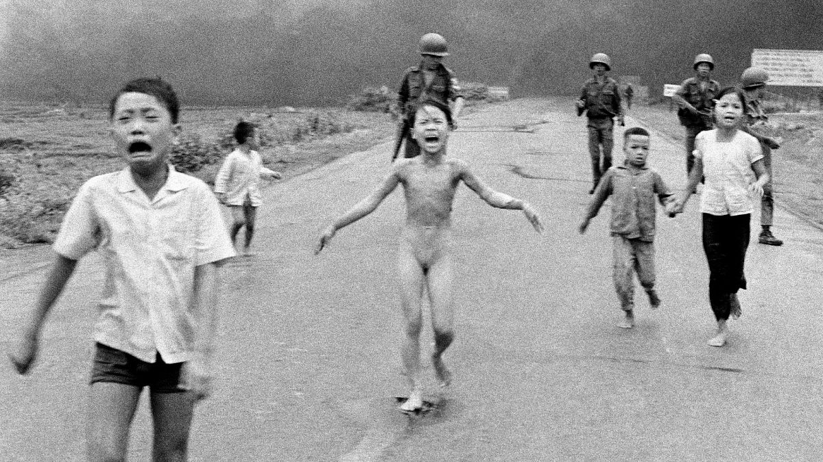 La icónica fotografía de 1972 muestra a la “niña del napalm” y a otros menores huyendo desnudos y aterrados tras un ataque aéreo en Vietnam, símbolo de la crudeza de la guerra y de su impacto en civiles inocentes.