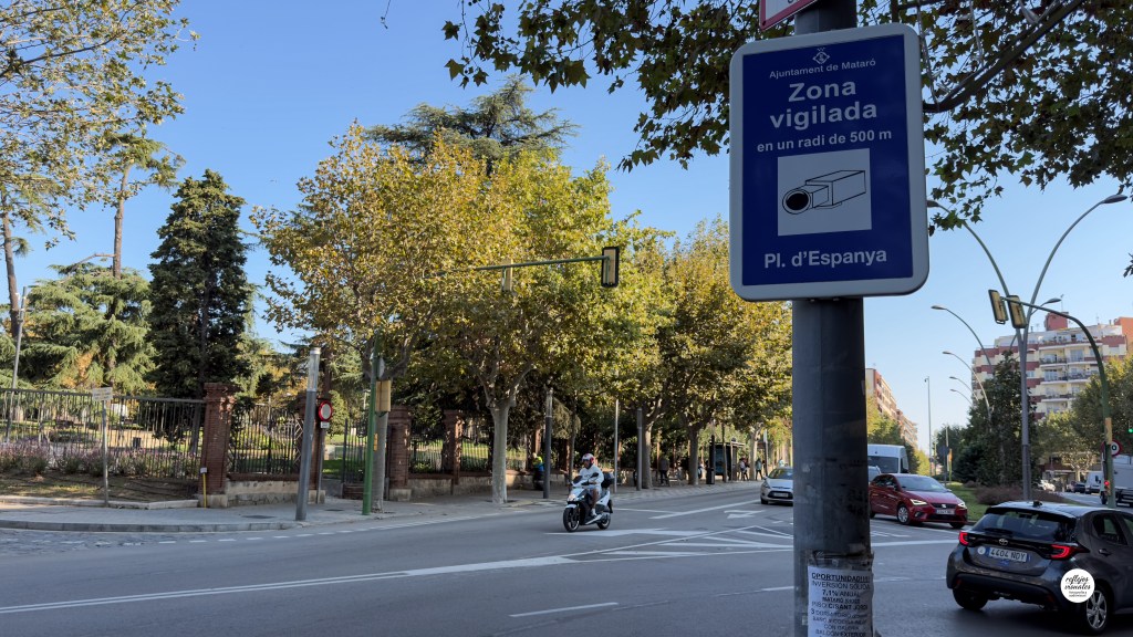Señal de zona vigilada en una avenida urbana de Mataró.
