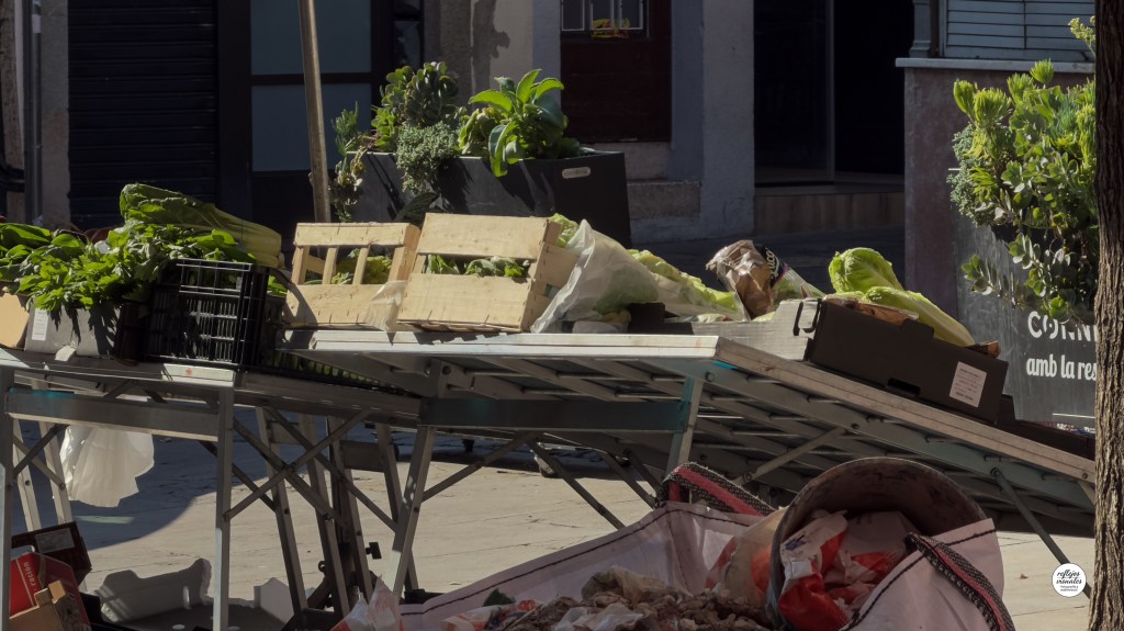 Cajas de verduras y runa de obra tras un mercado