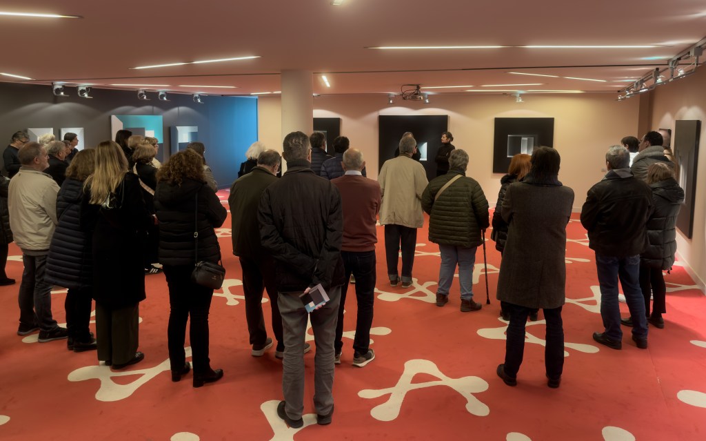 Vista general de la sala de exposiciones con público observando las obras de Monica Dixon durante la inauguración.