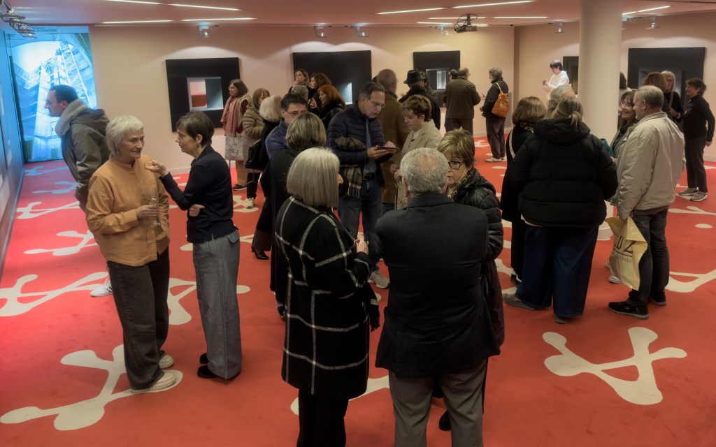 Público conversando en la sala durante la inauguración de la exposición de Monica Dixon.
