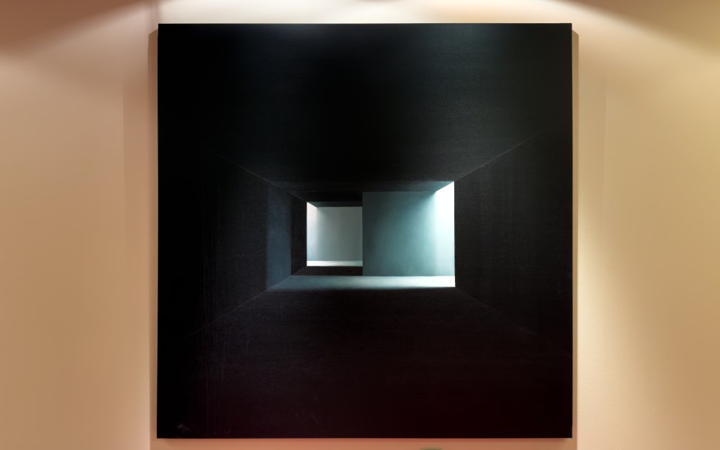 Obra geométrica de Monica Dixon, ganadora del Premio Torres García 2017, donde la luz define un espacio interior sobre fondo oscuro.